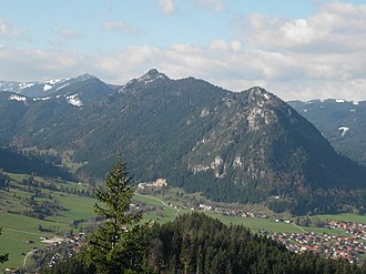 Kienberg und Vorderer Kienberg westlich der Hauptorte der Gemeinde Pfronten von Burgruine Falkenstein gesehen, aus Richtung Osten