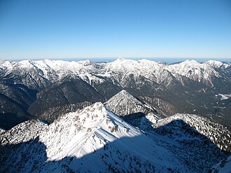 Blick vom Daniel-Upsspitze-Gipfelgrat Richtung Norden; der Hochwanner liegt am Ende des schneebedeckten Grats im Vordergrund.