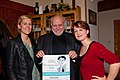 Lisi Klinger und Susanne Auzinger vom Filmladen Verleih erhalten den Preis für den besten internationalen Film 2011, Melancholia, von Gustl-Gründer Herbert Wilfinger