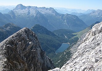 Dießbach-Stausee, gesehen vom Großen Hundstod. Dahinter die Leoganger Steinberge.