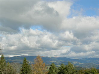Blick in die Fischbacher Alpen.Links: Rattner Alm, Pretul, Mitte: StuhleckRechts: Großer Pfaff, Kleiner Pfaff und Pfaffensattel