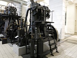 Wärmemotor „Patent Diesel“, Fabriks-Nr. 561 (1915) im Technischen Museum Wien, Leistung 58 kW, anwerfen durch Pressluft