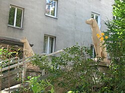 2 Plastiken: „Dogge“ und „Jagdhund“