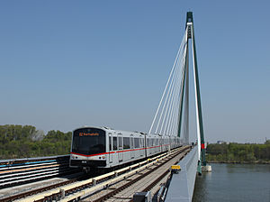 Ein Zug der Type V auf der Donaustadtbrücke