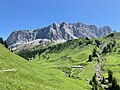 Drusenfluh, Drei Türme („Dri Türm“, über der Erosionsrinne) und Sulzfluh (ganz rechts) von Süden (Grüscher Älpli) gesehen.