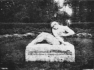 Sterbender Krieger (1919; 1920 aufgestelltes Ehrenmal für Hans Küstermann, Behns Schwager, auf dem Lübeckischen EhrenfriedhofLübeck)