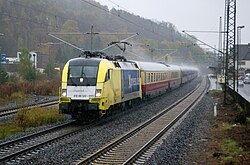 Der EuroSprinter ES64U2–015 von MRCE Dispolok mit BoxXpress-Beklebung vor einem Sonderzug auf der Dillstrecke in Herborn.