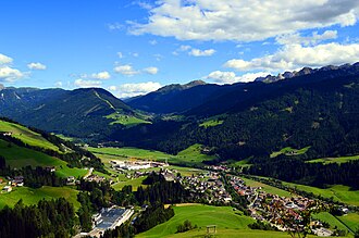 Blick von Nordwesten auf Panzendorf mit Burg Heinfels