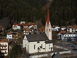 Pfarrkirche St. Nikolaus mit Friedhof in Eggen