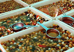 Verschiedenartig angebotene und eingelegte Oliven