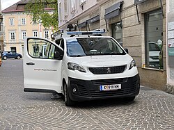 Ein Kastenwagen mit Blaulichtbalken auf dem Dach