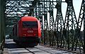 Eine Lokomotive der ÖBB-Reihe 2016 auf der inzwischen abgerissenen Linzer Eisenbahnbrücke