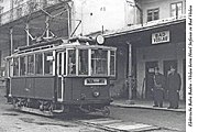 Ehemaliger Wiener D1-Triebwagen (mit Scherenbügel) in der Endstelle Bad Vöslau neben dem Hotel Stefanie. Aufnahme aus den letzten Jahren des Betriebes.