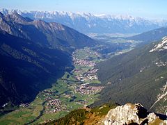 Blick von der Elferspitze ins Stubaital (der letzte Ort talauswärts links ist Telfes; hinten das Inntal bei Innsbruck und die Nordkette)