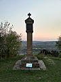 Die Elisabethsäule auf dem Bisamberg in Niederösterreich. Im Hintergrund zu sehen ist Klosterneuburg am rechten Donauufer.