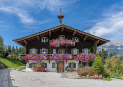 Bauernhof „Hinter­schnabel“ in Faisten­bichl, „Bergdoktorpraxis“ in der TV-Serie Der Bergdoktor