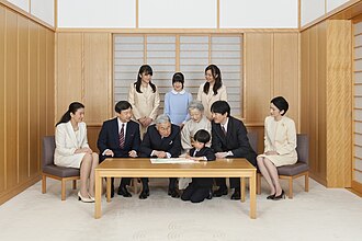 Die kaiserliche Familie 2013 (Naruhito 2. v. l.)