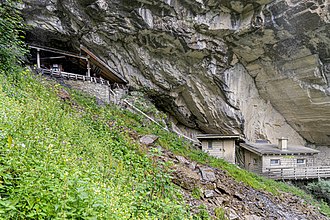 Der Eingang zur Höhle ist nach etwa 50 Minuten Aufstieg zu erreichen. Sie kann nur geführt besichtigt werden. Fotografieren wird nicht gestattet.
