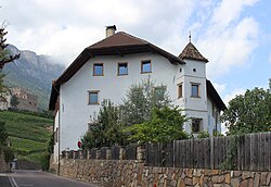 Rosengarten mit Kapelle und Park