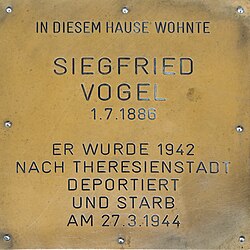 In diesem Hause wohnte Siegfried Vogel 1.7.1886. Er wurde 1942 nach Theresienstadt deportiert und starb am 27.3.1944.