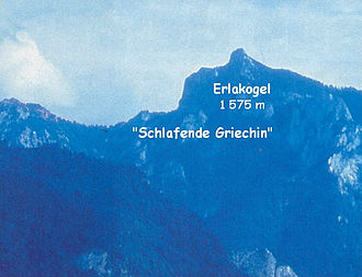Erlakogel – „Schlafende Griechin“, von Norden gesehen; ihr „Scheitel“ ist rechts, ihre „Nase“ ist der Gipfel, Bildmitte „Kinn“ und „Kehlkopf“