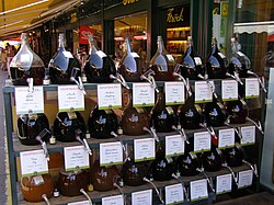 Fruchtessige in Glasballons von Gegenbauer am Wiener Naschmarkt
