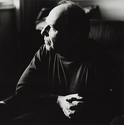 Imre Kertész mit nachdenklichem Blick, 1992 in der Villa Waldberta
