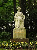 Marmordenkmal im Garten des Hotels Kaiserin Elisabeth in Feldafing