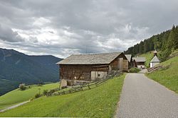 Feldthun mit Dreifaltigkeitskapelle