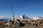 Grenzstein des Fennereggs, im Hintergrund der Hochgall