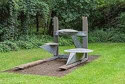 Figur mit eingeschlossenen Steinstücken