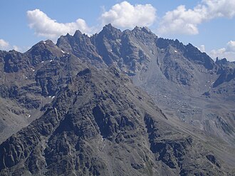 Fluchthorn (Piz Fenga) von Westen im August 2023 mit Nordgipfel, Mittelgipfel, dem abgebrochenen Südgipfel und dem Schuttstrom