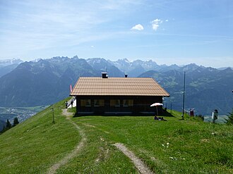 Fraßenhütte von Norden mit Blick über das Illtal zum Rätikon