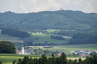 Die Pfarrkirche Frankenburg und dahinter der Göblberg