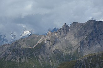 Die Gabelspitze mit dem Südgipfel und dem Nordgipfel (rechte Bildmitte) sowie der Arventalspitze (ganz rechts) gesehen von der Rotenmannspitze