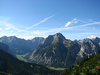 Die Gamsjochgruppe von der Plumsjochhütte, links im Hintergrund die Laliderer Wand