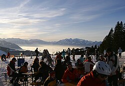 Skigebiet Laterns-Gapfohl: Blick oberhalb vom Berghof über das Rheintal (in Nebel eingehüllt die Orte Rankweil und Feldkirch) im Hintergrund die Schweizer Berge mit dem Alpsteingebirge.