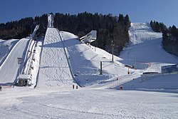 Olympiaschanze (links) und Gudiberg-Piste (rechts)