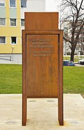 Rechte Stele,davor ein Torbogen