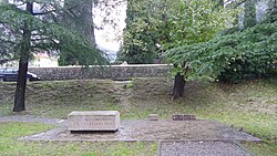 Gedenkstein auf der Gedenkstätte, Vorderseite mit der Inschrift: Pali u ustanku mornara Februara 1918 (Kroatisch: Sie fielen im Matrosenaufstand im Februar 1918).