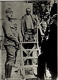 Der Leichnam Filzis nach der Hinrichtung, rechts der Scharfrichter Josef Lang