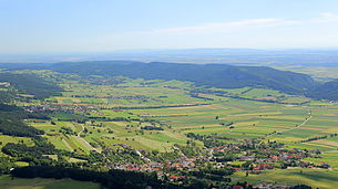 Im Vordergrund die Dörfer Maiersdorf, Stollhof und Gaaden der Gemeinde Hohe Wand