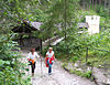 Pilgerinnen wandern dem Wallfahrtsort zu