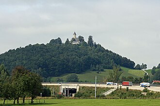 Blick zum Georgenberg. Im Vordergrund verläuft die Pyhrnautobahn