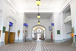 Westliche Eingangshalle mit integriertem Stadtbahnbogen