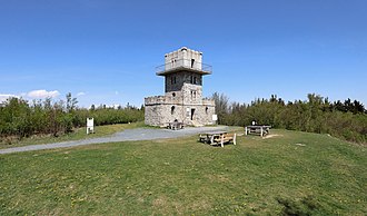 Gipfelplateau mit Aussichtsturm, direkt auf der Staatsgrenze