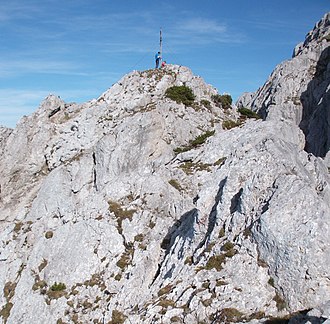 Gipfelaufbau des Zettenkaiser mit Gipfelkreuz, gesehen vom Normalweg aus Richtung Westen