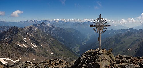 Gipfelkreuz und Ausblick nach Südosten, ins Pflerschtal, zu den Tribulaunen und den Zillertaler Alpen