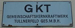 Schild an einem Trafogebäude in der Nähe des Kernkraftwerks Zwentendorf