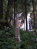 Obelisk am Fuße des Wasserfalls, mit Inschrift auf den Naturfreund Ernst Schwarzenberg